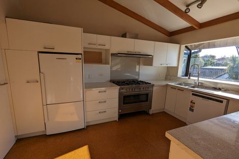 Photo of property in 77 Beechdale Crescent, Pakuranga Heights, Auckland, 2010