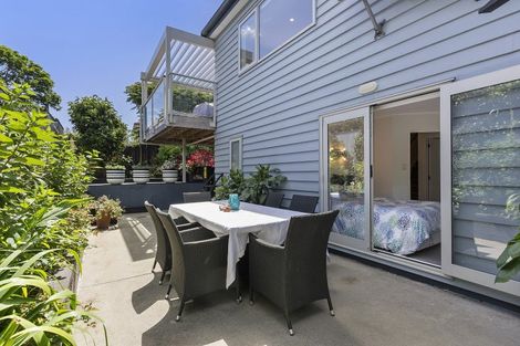 Photo of property in 2/46 Sunset Road, Unsworth Heights, Auckland, 0632