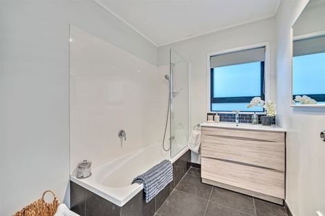 Photo of property in 11 Raphael Place, West Harbour, Auckland, 0618