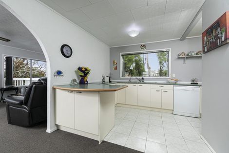 Photo of property in 9 Denver Avenue, Sunnyvale, Auckland, 0612