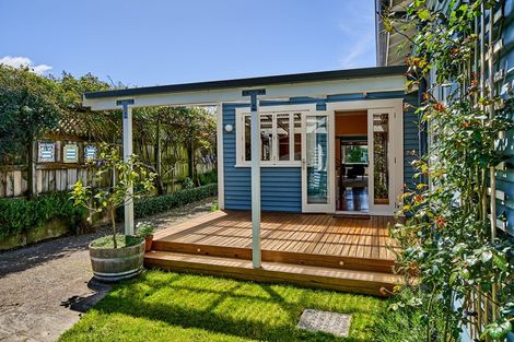 Photo of property in 2 Roxburgh Grove, Petone, Lower Hutt, 5012