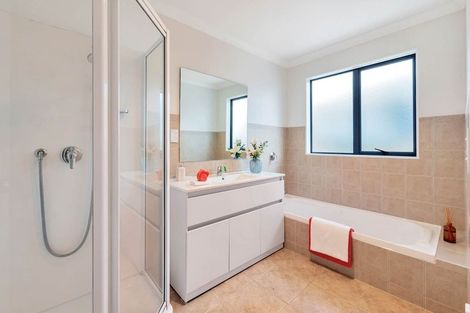 Photo of property in 35 English Oak Drive, Schnapper Rock, Auckland, 0632