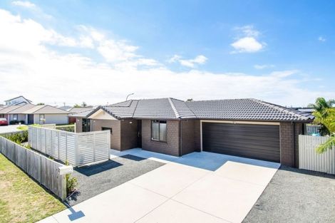 Photo of property in 17 Butterworth Crescent, Papamoa Beach, Papamoa, 3118