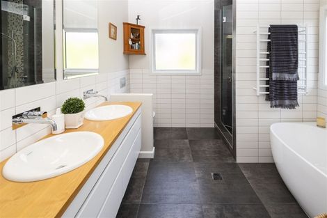 Photo of property in 172 Mellons Bay Road, Mellons Bay, Auckland, 2014