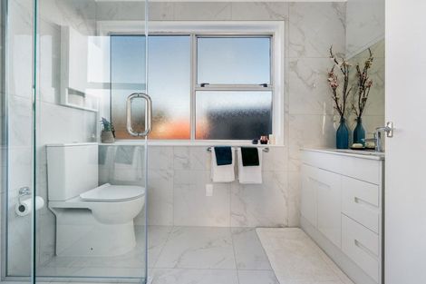 Photo of property in 39 Thornlow Street, Glendene, Auckland, 0602