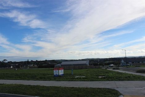 Photo of property in 25 Opouatu Avenue, Glenbrook, 2681