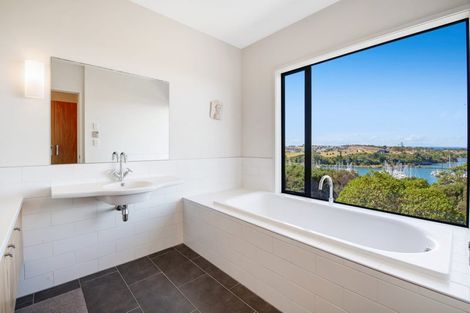 Photo of property in 52 Balboa Drive, Matakatia, Whangaparaoa, 0930