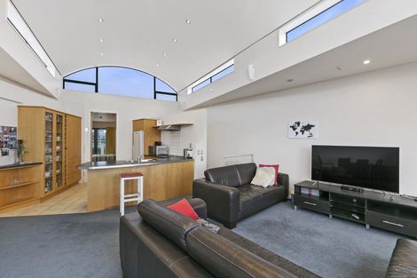 Photo of property in Endeavour Apartments, 2/125 Thorndon Quay, Pipitea, Wellington, 6011