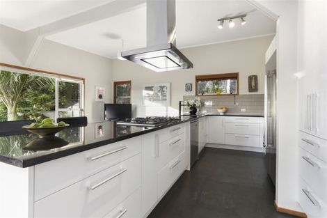 Photo of property in 138 Glenfield Road, Birkenhead, Auckland, 0626