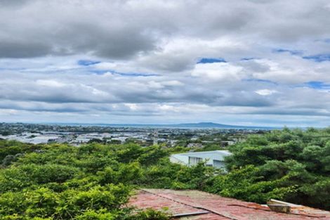 Photo of property in 619 Glenfield Road, Totara Vale, Auckland, 0629