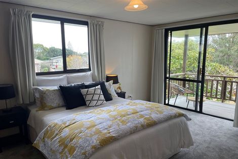 Photo of property in 72 Totaravale Drive, Totara Vale, Auckland, 0629