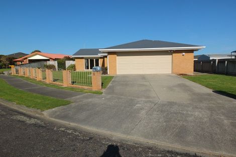 Photo of property in 6 Teppett Place, Foxton Beach, Foxton, 4815