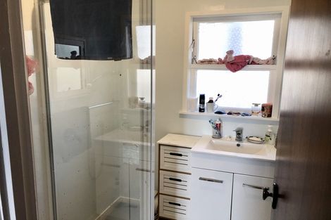 Photo of property in 2/8 Anne Road, Hillcrest, Auckland, 0627