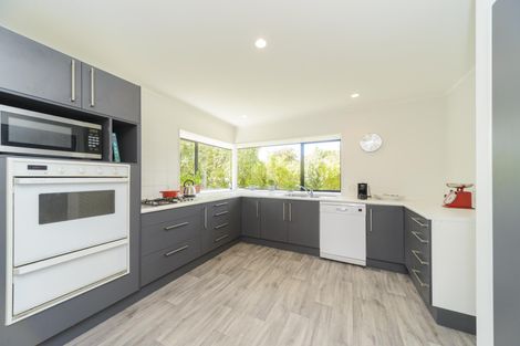 Photo of property in 7 Hillgrove Place, Fitzherbert, Palmerston North, 4410