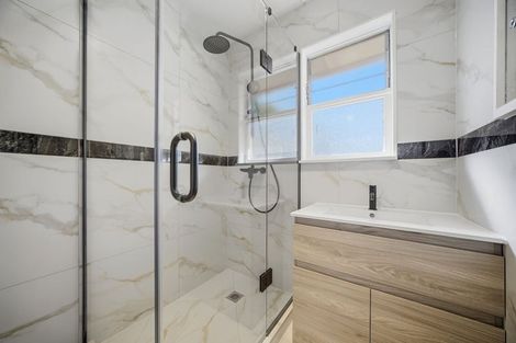 Photo of property in 194 Chivalry Road, Glenfield, Auckland, 0629