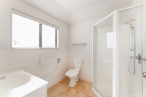 Photo of property in 5/2 Sunnydale Place, Oteha, Auckland, 0632