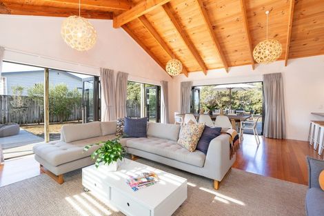 Photo of property in 15 Kitty Frazer Lane, Omaha, 0986