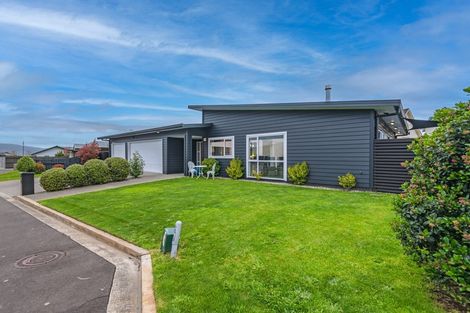 Photo of property in 4 D'urville Place, Kelvin Grove, Palmerston North, 4414