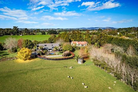 Photo of property in 660 Waitakere Road, Kumeu, 0891