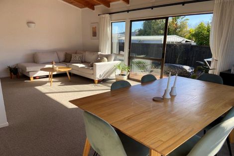 Photo of property in 2a Rixon Place, Te Atatu Peninsula, Auckland, 0610