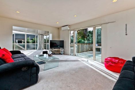 Photo of property in 8 Mandeville Place, Unsworth Heights, Auckland, 0632