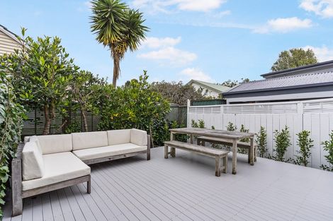 Photo of property in 7 Fairfax Avenue, Northcote, Auckland, 0627