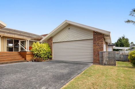 Photo of property in 16 Harbour Lights Close, West Harbour, Auckland, 0618