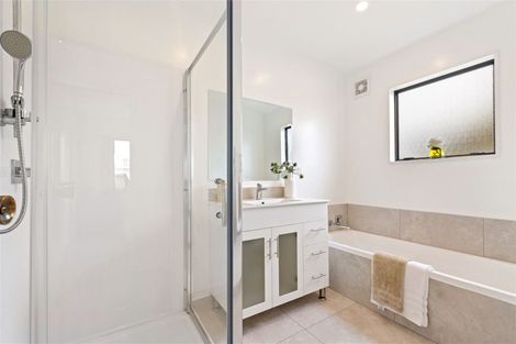 Photo of property in 2a Rixon Place, Te Atatu Peninsula, Auckland, 0610