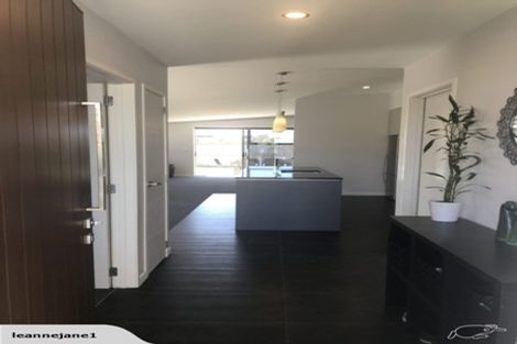 Photo of property in 33 Butterworth Crescent, Papamoa Beach, Papamoa, 3118