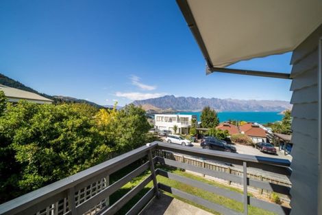 Photo of property in 22 Wynyard Crescent, Fernhill, Queenstown, 9300