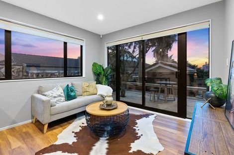 Photo of property in 37 Santa Monica Place, Goodwood Heights, Auckland, 2105