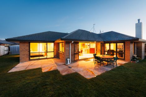 Photo of property in 24 Johnstone Drive, Fitzherbert, Palmerston North, 4410