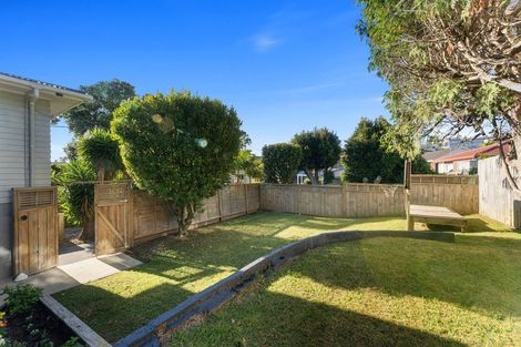 Photo of property in 1/12 Selwyn Crescent, Forrest Hill, Auckland, 0620