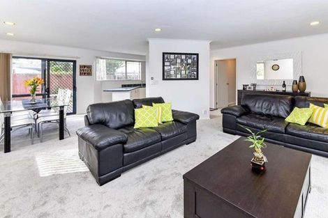 Photo of property in 2 Brentford Place, Manurewa, Auckland, 2102