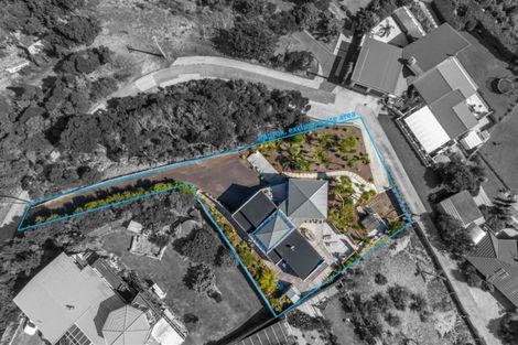 Photo of property in 61 Roberts Road, Matakatia, Whangaparaoa, 0930