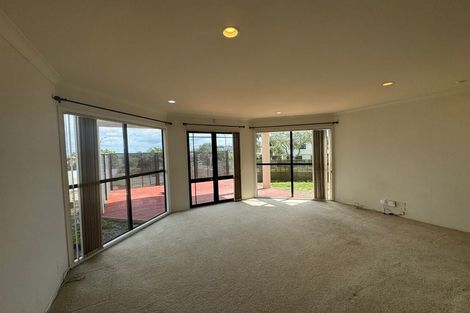 Photo of property in 1 Capistrano Mews, Goodwood Heights, Auckland, 2105