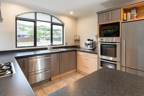 Photo of property in 150 Woodman Drive, Tawa, Wellington, 5028