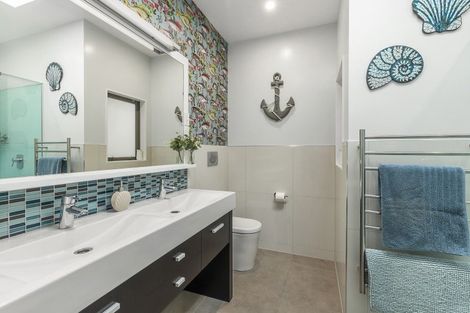 Photo of property in 118 Breaker Bay Road, Breaker Bay, Wellington, 6022