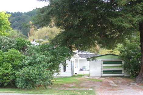 Photo of property in 72 Pinehaven Road, Pinehaven, Upper Hutt, 5019