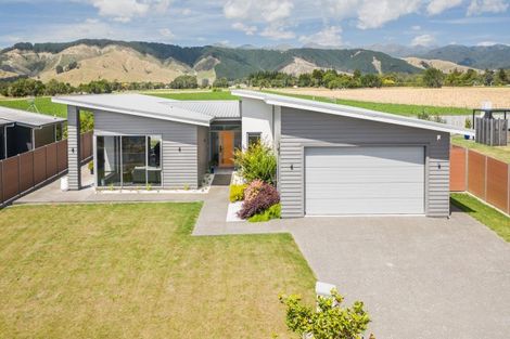 Photo of property in 18 Phoenix Palms Grove, Levin, 5510
