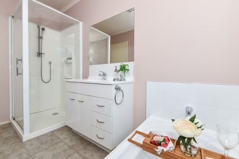 Photo of property in 90 Farnborough Drive, Grandview Heights, Hamilton, 3200