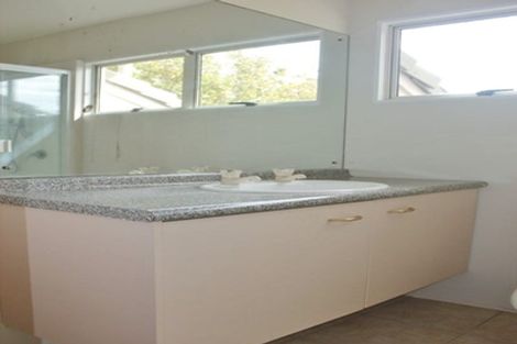 Photo of property in 1/32a Bronzewing Terrace, Unsworth Heights, Auckland, 0632