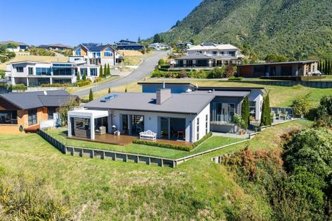 Photo of property in 16 Harbour View Heights, Picton, 7220