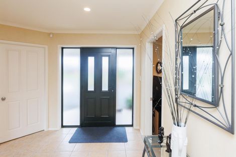 Photo of property in 24 Johnstone Drive, Fitzherbert, Palmerston North, 4410