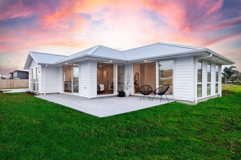 Photo of property in 35 Weka Street, Mangawhai, 0505