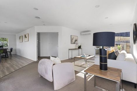 Photo of property in 2/9 Colmar Road, Mellons Bay, Auckland, 2014