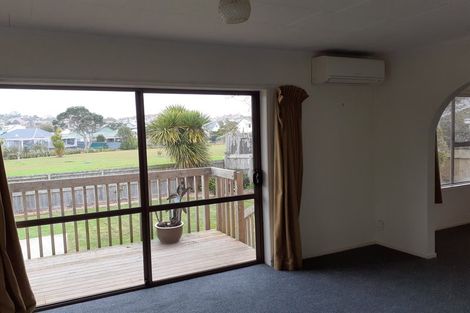 Photo of property in 2/33 Thorburn Avenue, Red Beach, 0932