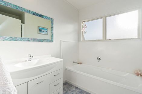 Photo of property in 19 Manaia View Road, One Tree Point, 0118