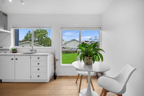 Photo of property in 2/131 Lynn Road, Bayview, Auckland, 0629