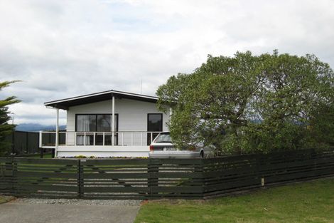 Photo of property in 24 Sarah Street, Waikawa Beach, Manakau, 5573
